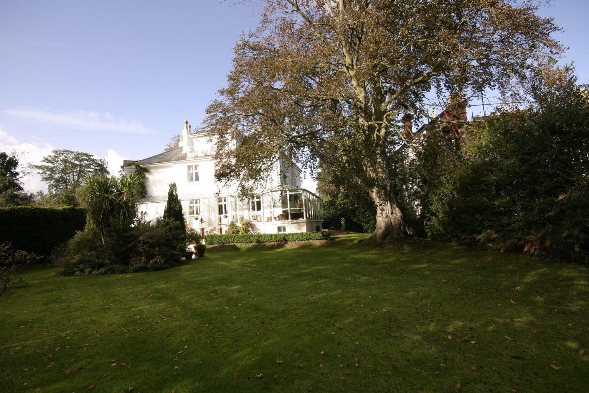 Fines Bayliwick Hotel Bracknell Exterior photo