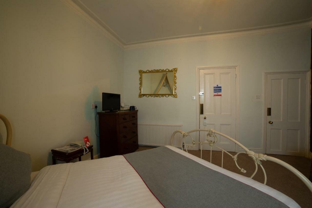 Fines Bayliwick Hotel Bracknell Exterior photo